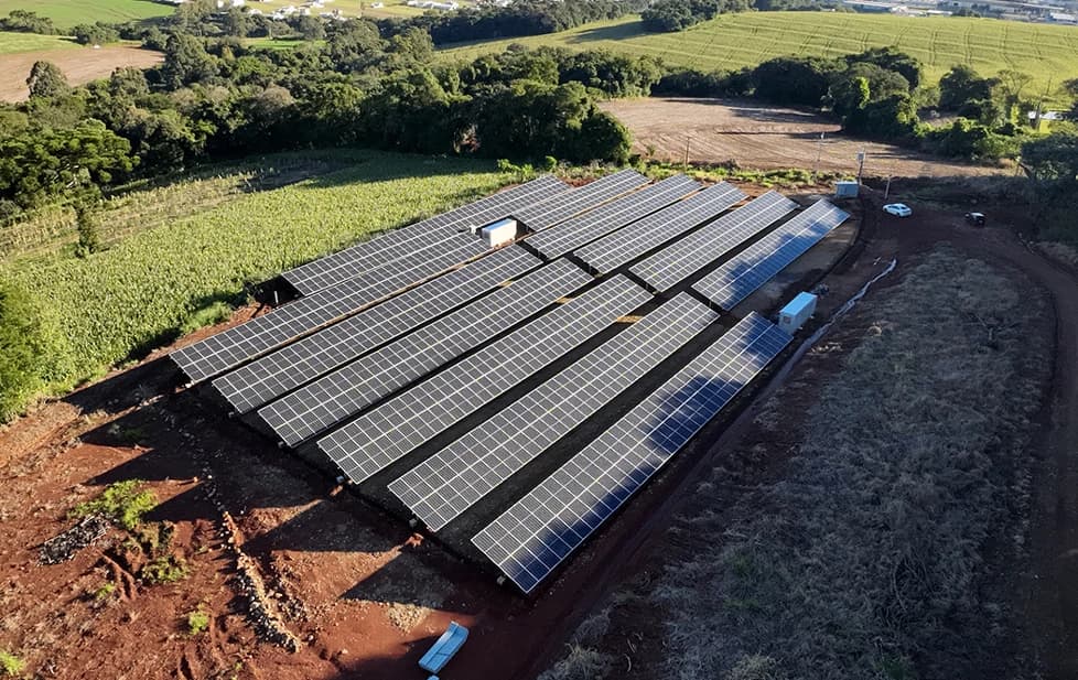 Usina fotovoltaica de solo executada com estrutura Bertolini
