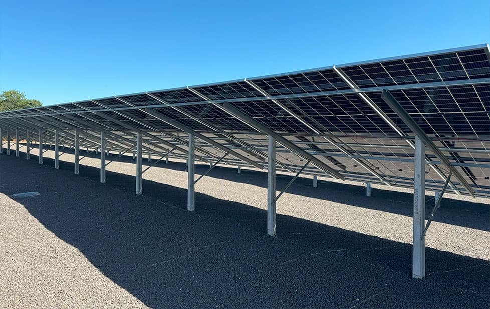Usina fotovoltaica de solo montada sobre estruturas Bertolini em campo aberto